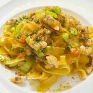 ランチメニューは、税込2500円でメインお料理のような華やかで沢山のお野菜が食べられる前菜を目当てご来店頂くお客様が大変多いです！
二名様以上でパスタもピッツァもお楽しみ頂けてボリュームもたっぷり！