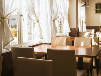 カジュアルながら落ち着いた雰囲気が、大人のデートに最適