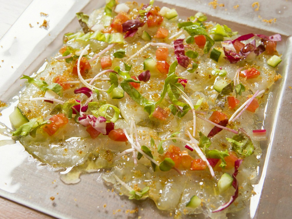 鮮度抜群な旬の魚をさっぱりと味わう『瀬戸内産シマアジのカルパッチョすだちとアンチョのビソース』