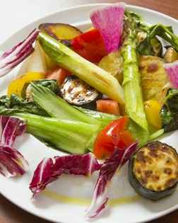 野菜の旨味を引き出す『色々な季節野菜の自家製バーニャカウダ』