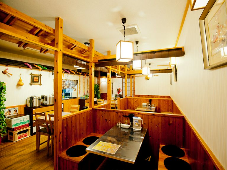 木のぬくもりあふれる店内でゆったりとくつろぎながら