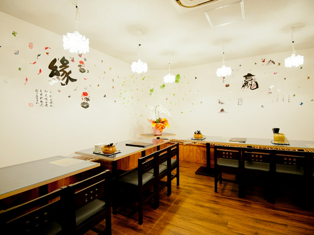 壁には感謝を込めて「縁」の文字