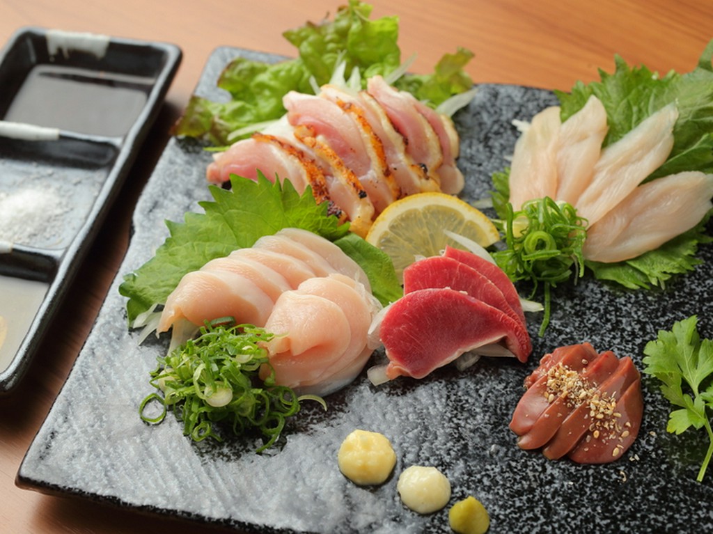 醤油や薬味にもこだわった『造り盛り合わせ（五種）』