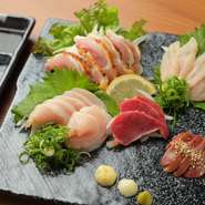 たたきにすることで、脂がほどよくまわった「もものたたき」は塩で食べるとより一層を感じることができます。「うちもものひれ」は歯ごたえのある食感。仕入れによってほかの希少部位と出会える日もあります。