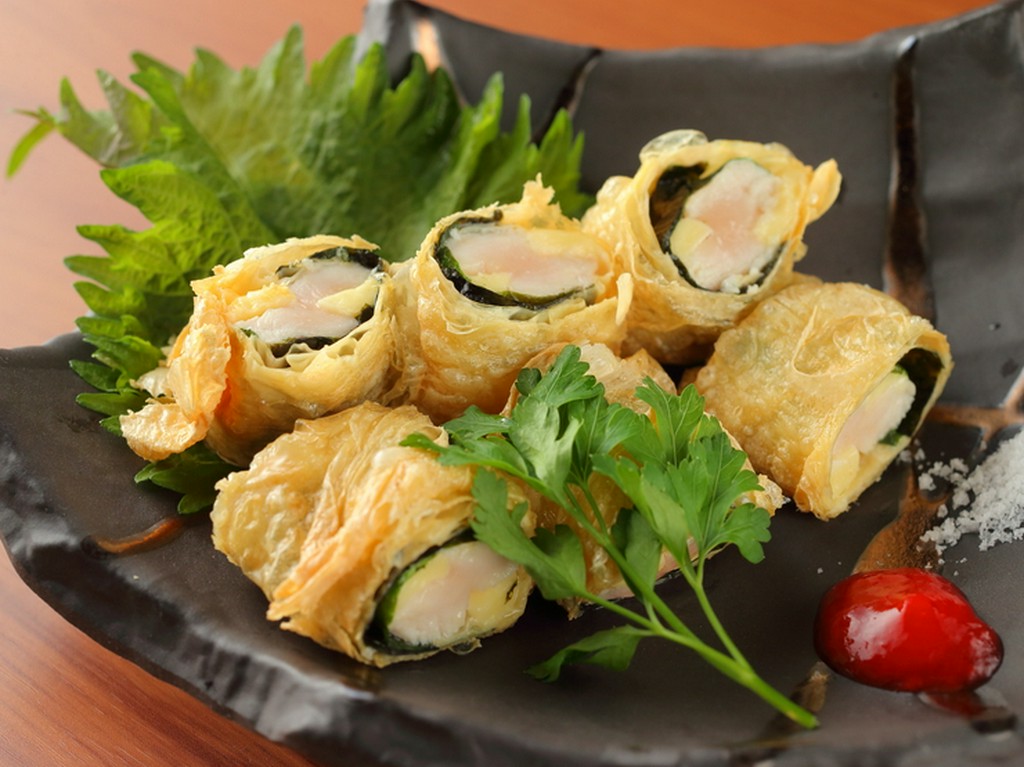 食感も楽しめる『ささみとチーズの湯葉巻き揚げ』