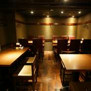 ダークブラウンを基調とした和テイストの店内は、落ち着いた雰囲気漂う空間。元気な挨拶で出迎えてくれるスタッフの接客が心地良く、自然と笑顔が生まれます。行きつけにしたくなる、おすすめの一軒です。
