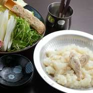 千葉県産ハーブ鶏を使用。国産の鶏ガラをふんだんに使い、8時間以上じっくり炊いてつくった濃厚白濁スープが絶品です。本場博多よりさらに本格派と言っても過言ではない、奥深い味わいを堪能。