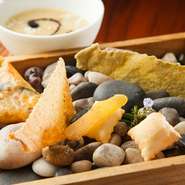 エミリア・ロマーニャ州の星つきリストランテで修業したシェフがつくる郷土料理は絶品揃い。遊び心溢れる料理が女子会に華を添えてくれます。5名用の個室もあり、気兼ねなくおしゃべりを楽しめるのも嬉しいところ。