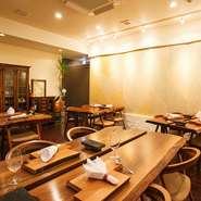 20席ほどの店内は、席と席の間が広く、開放的なスペースとなっています。貸切での利用もできるので、歓送迎会や各種宴会に最適。美味しいイタリアンとワインが素敵なひとときを演出してくれます。