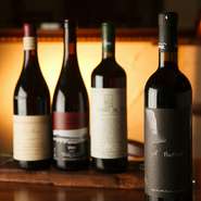 ワインは赤白常時40種類ほどと充実の品揃え。料理に合わせて好みのワインを楽しめます。〆には、知り合いに焙煎して貰っているというこだわりのコーヒーがおすすめ。ティラミスやエスプレッソにも使われています。