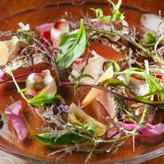 旬の魚と野菜が食べられる爽やかな一皿。野菜は提携農家から仕入れた旬の有機野菜やハーブなどを使用しており、新鮮ならではのシャッキリ感が味わえます。写真は鰆に、パセリ、フキノトウを散りばめた春らしい一品。