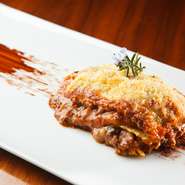 4～5種類のハーブと肉・パスタのバランスがよいお店自慢の一品。ハーブの香りを大事にしており、肉を煮込む時と煮込み終わりにハーブを加えているので旨味がパスタにしっかりと染み込んでいます。