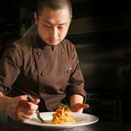 イタリア料理を学んだ、エミリア・ロマーニャ州とボローニャの郷土料理に遊び心をプラス。自然味あふれる癒しの空間で、ゆっくりと食事を楽しめるような店づくりを心がけています。