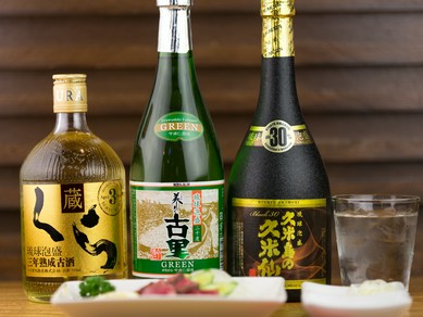 豊富な種類の泡盛を、一合から一升瓶まで提供