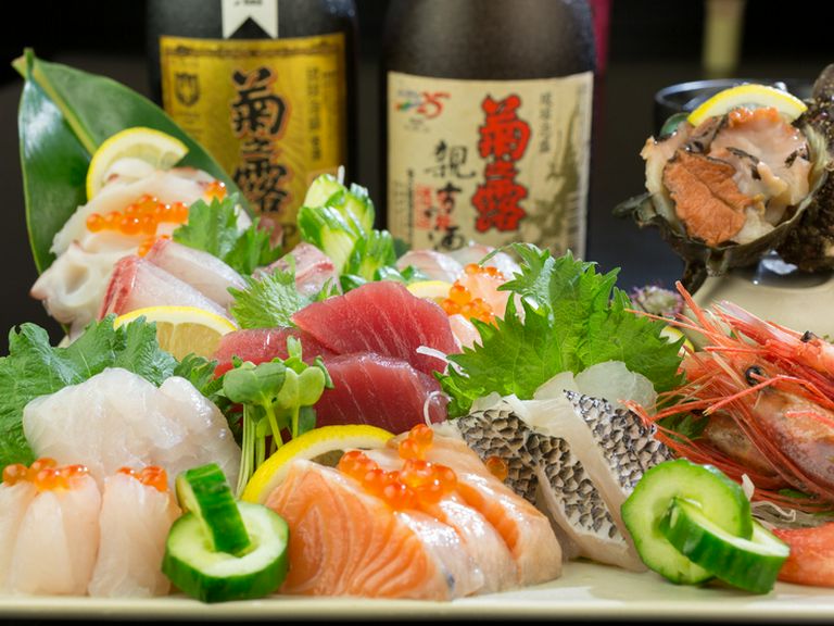 宴会を盛り上げてくれる、新鮮な魚介類を使った料理の数々