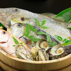 毎朝市場で仕入れる新鮮な魚介は、料理長の目利きで厳選