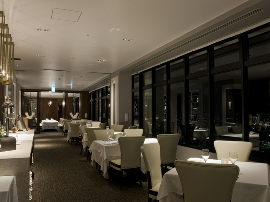 ホテル最上階からのきらめく夜景。美しい那覇の景色を堪能