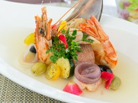 魚介をふんだんに使用したジューシーな『アクアパッツァ』はエビの旨みを存分に味わえる一皿。名物の『エビフライ』は、自家製タルタルソースやトマトソース、夏季限定のシークワーサーをかけていただきます。