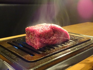 塊肉を味わう贅沢！1日限定10食の『マルウシロック』