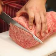 お肉は一度も外気に触れさせることなく熟成させ、その日に売り切れる分だけを開封しご提供する“当日当食”スタイルです。お肉の旨味のピークはカットしてから2時間と短いため、必ずご提供する直前にカットしています。