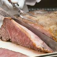 ハプナのローストビーフは、毎日シェフが丁寧に焼きあげ、お客さまの目の前でカットする人気メニューのひとつです。