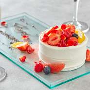 エンターテイメントに溢れる空間には、テーブル席とゆったり落ち着くソファ席。できたてのお食事とともに素敵な記念日をお過ごしください。