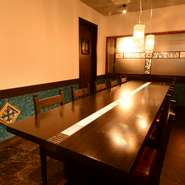 最大10名まで収容可能な個室は、パリを思わせるおしゃれな内装。周りに気兼ねなく過ごせるので、接待や小さなお子様連れのファミリー、女子会など幅広いシーンで大活躍です。