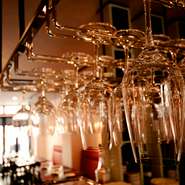 取り扱いはフランスワインのみ、とフランス産にこだわったラインナップ。力強い【Le　detour（ル　デトゥール）】の料理との相性は格別です。グラスワインも用意されており、気軽に楽しめるのも嬉しいところ。