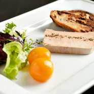 コニャック、ポルト酒で風味付けしたフォワグラのテリーヌの濃厚な味わい、甘酸っぱいフルーツ、自家製パン・オ・フリュイを一緒に食べると格別な美味しさに。フルーツは季節により変わります。