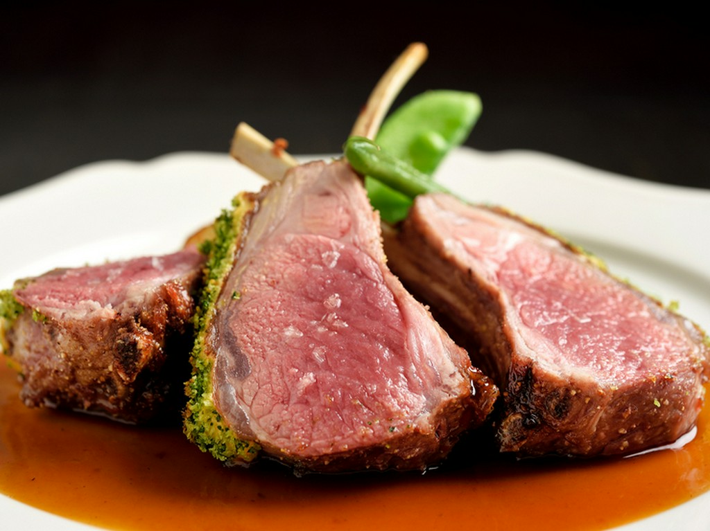 パセリの風味が食欲をそそる『仔羊の香草パン粉焼き　季節の野菜添え』