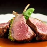 鮮度がよく、柔らかい仔羊肉をパセリ風味の香草パン粉とともにしっとりと焼き上げた一品。ボリューム感たっぷり。香草パン粉の香ばしさと仔羊の風味が非常にマッチしています。