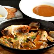 旬の魚介をふんだんに使った特製ブイヤベース。魚介の旨味が凝縮された濃厚なスープはクセになります。2名様より注文可能。新鮮魚介をたっぷりと食べたい方におすすめです。