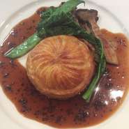 フォワグラ を加えた鴨肉のパテをパイ包み焼きに。切った瞬間に立ち昇るフォワグラ の香りとトリュフをふんだんに使用したペリグーソースのハーモニーが最高です。