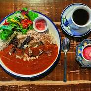 軽食メニューの『ベジプレート』や『カレープレート』や『季節のジェノベーゼ』などには旬の有機野菜を使用しています。冬期には里芋とナッツ、春には菜の花を用いるなど一番美味しい時期の素材の味を楽しめます。