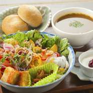 有機野菜のサラダボウルには揚げた蓮根やキヌア等の雑穀をトッピング。そこに大豆ミートのコロッケや唐揚げなどが乗り、スープ、15穀胚芽米orミニパン、ミニスイーツ、ドリンク（コーヒー又は紅茶）付き。要事前予約