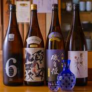 料理を引き立てるお酒が種類豊富に揃うのも魅力。日本酒を中心に、全国各地から選び抜かれた銘柄が並びます。「お料理とお酒、両方美味しいお店を目指しているんですよ」と話す女将さんとの会話に癒される一軒。