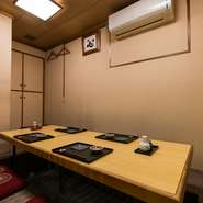 8～9席のカウンターと6名用の掘りごたつ式座敷の、小ぢんまりとした店内。落ち着いて、ゆったりと過ごせます。接待やデート、家族団欒など、さまざまなシーンで利用が可能。寿司好きなら必ず訪れたい名店です。　
