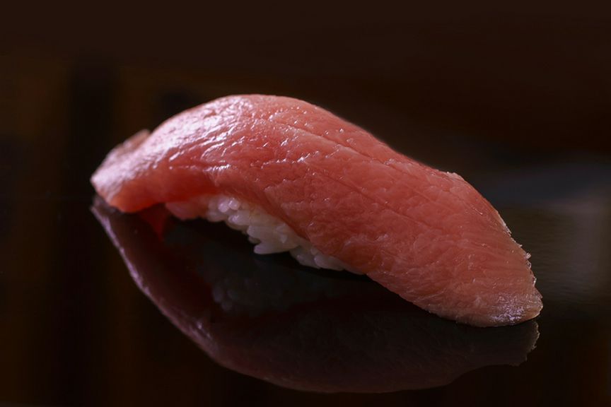 素材の旨みを存分に味わう『握り 筋ぬき中トロ』