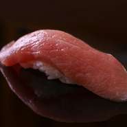 マグロは、札幌の修業先で習得したという手法「筋ぬき」という技術で仕込み。食べる時に筋が当たらず、とけるようになくなり、脂と旨みだけが残ります。