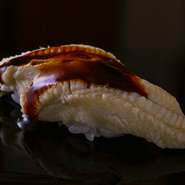 煮穴子で、昔の仕事です。焼き穴子と違い、とけるようになくなります。