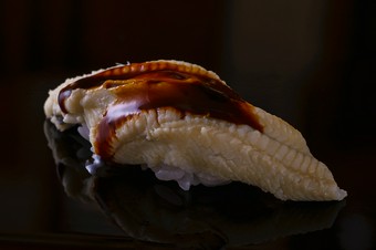 とろけるような食感を楽しむ『握り　穴子』
