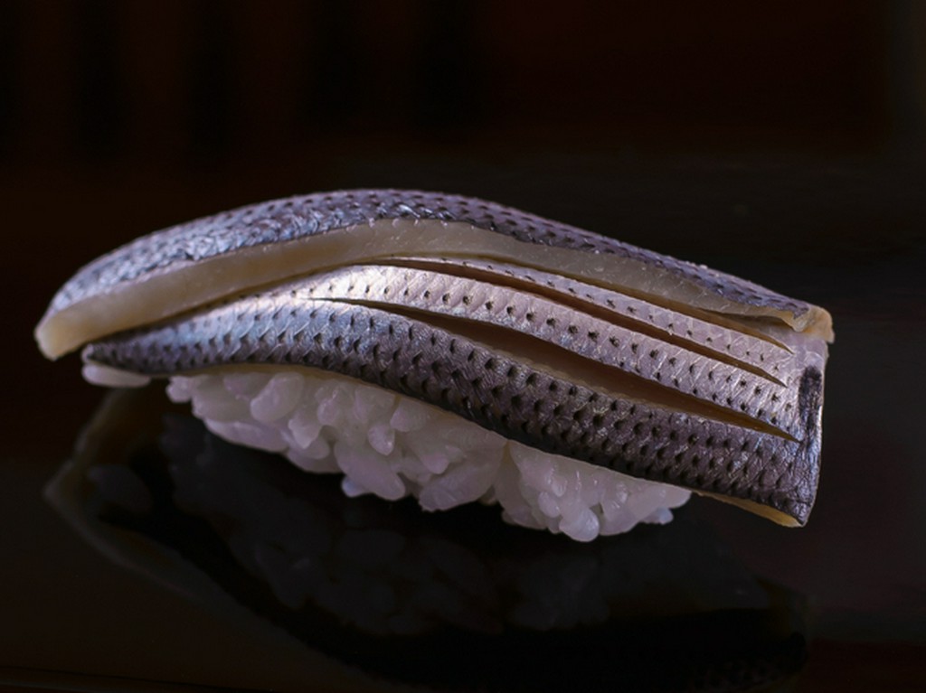 食通の舌をも唸らせる絶妙な〆具合の『握り　コハダ』