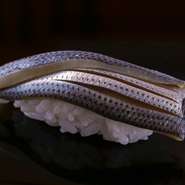 お店ごとに仕込みが違い、江戸前寿司の代表と言われるぐらいの仕事。繊細な仕事が顕著に現れています。