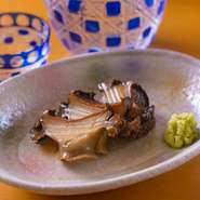 つけ込み類と同じく、ひと手間かけた、つまみと握りでお出ししています。