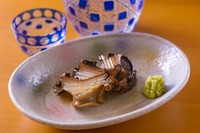 つけ込み類と同じく、ひと手間かけた、つまみと握りでお出ししています。