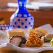 季節や産地によって素材の状態を見極め、一番美味しく提供できるよう仕事をほどこしています。昔の江戸前調理技術の方法で、今風の味付けに仕上げたおつまみは、まず召し上がっていただきたい一皿です。