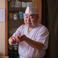 職人の仕事が活きる江戸前寿司。仕込みの時間は営業時間よりも長いほどですが、お客様の笑顔が励み。伝統を守りつつ、新たな味を生み出し、自分にしかできないネタをつくり続けることが、職人としての挑戦です。