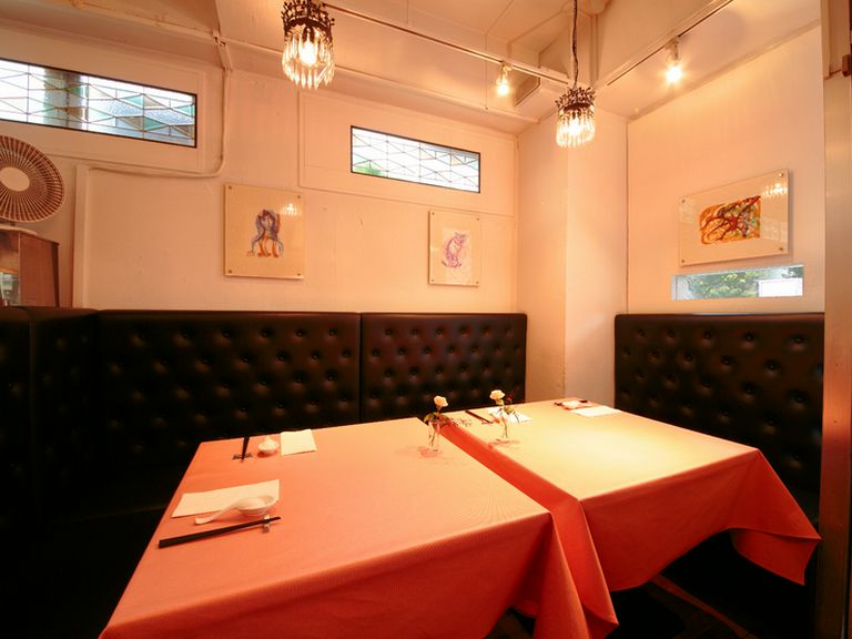 モダンな店内は、予算によって15名〜30名まで貸切可能