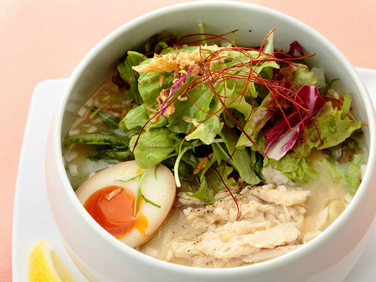 メインとしても食べられる、本格的な麺を使った『こだわり麺の名物鶏白湯塩そば』