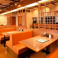 店内全体がゆとりをもって設定されているので、とても過ごしやすい空間です。通路が広いので、安心して通ることができるのも魅力。小さな子供連れのファミリーにも最適です。